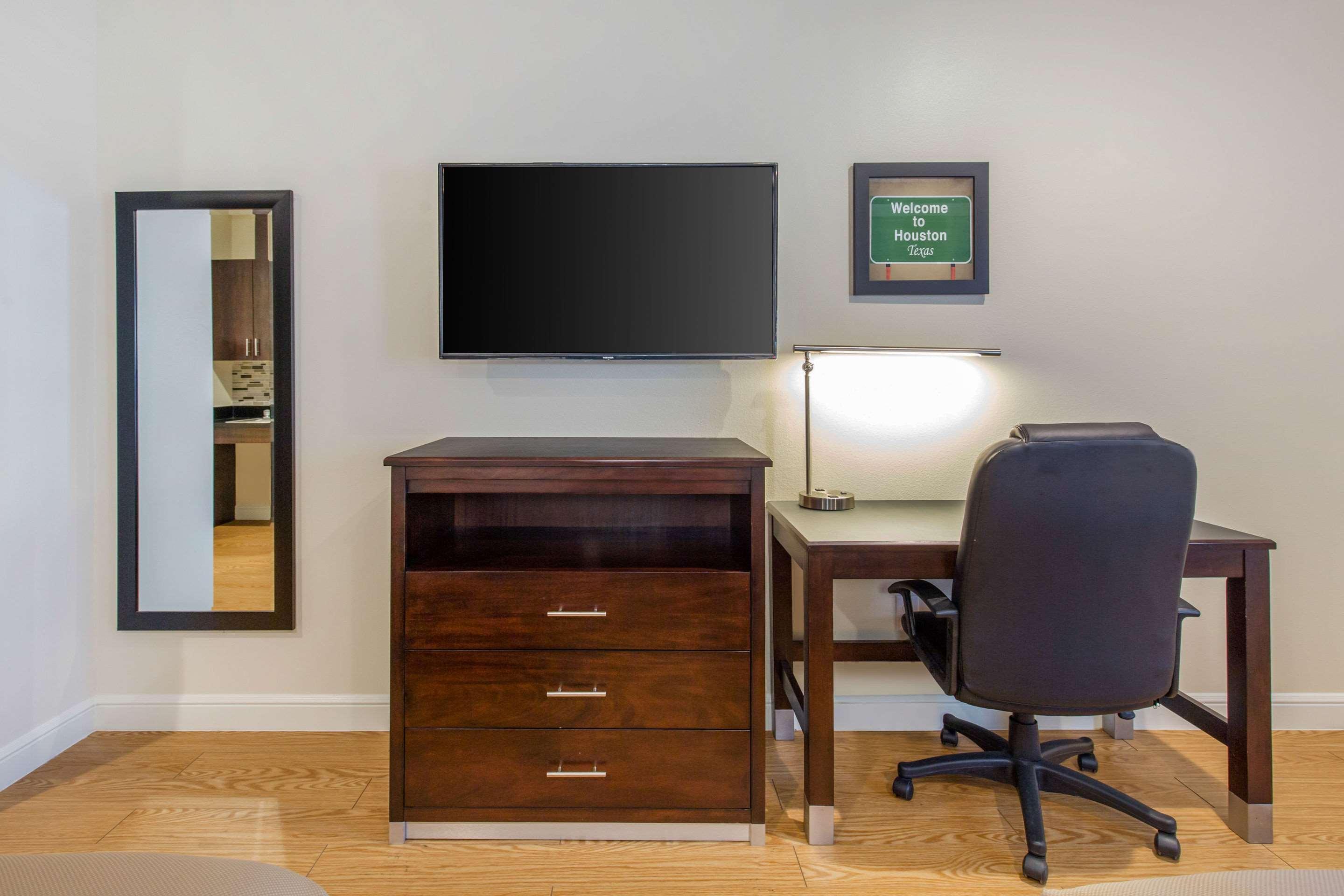 Hotel Econo Inn&suites Willowbrook 2*