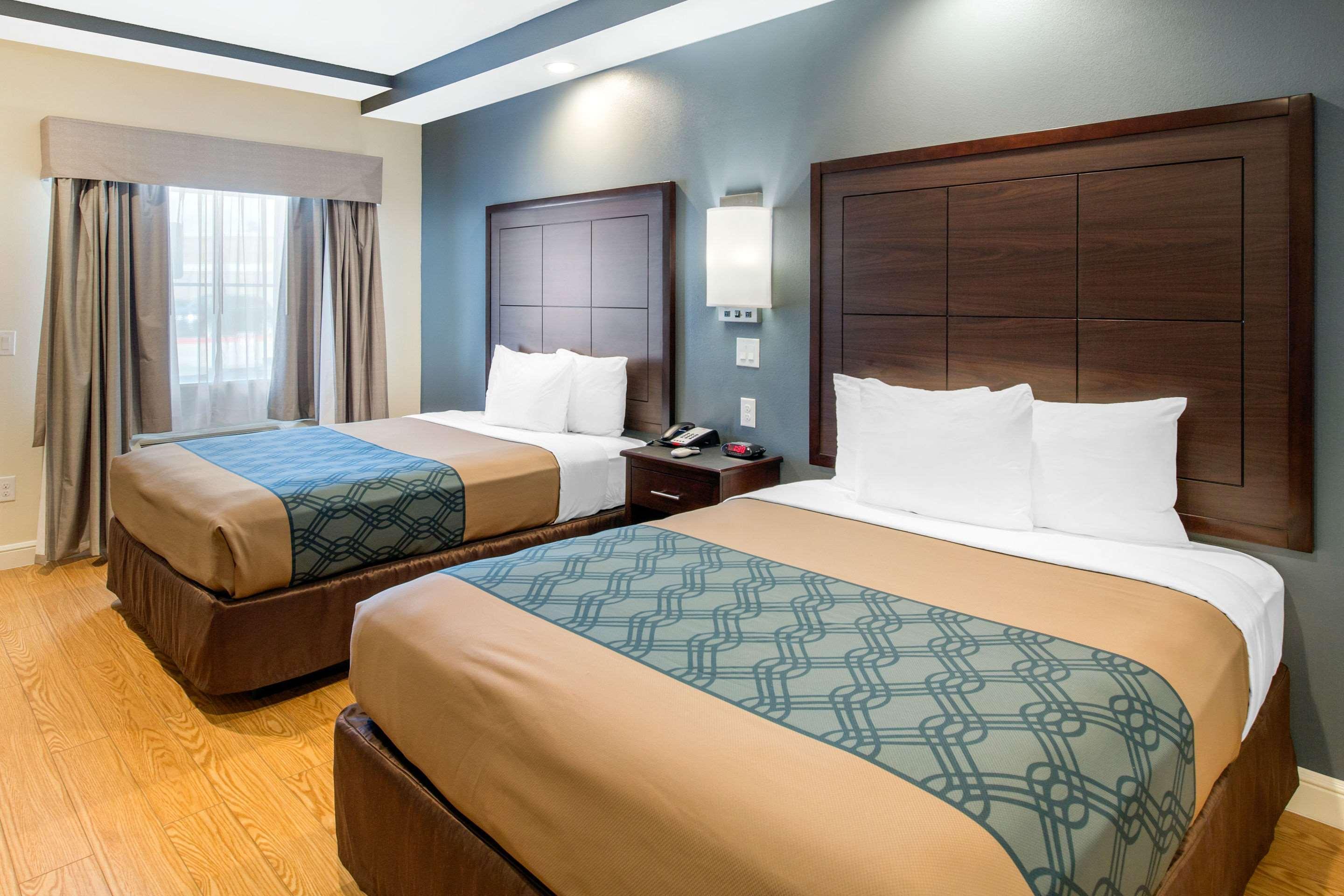 Econo Inn&suites Willowbrook Hotel