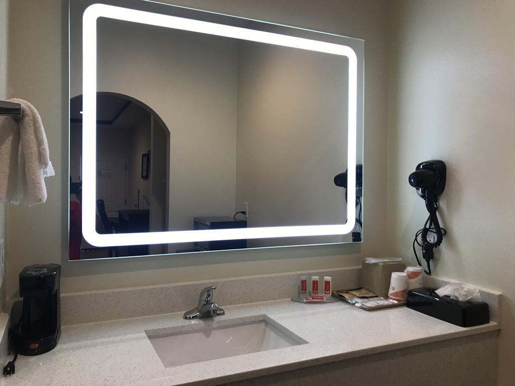 Econo Inn&suites Willowbrook Hotel