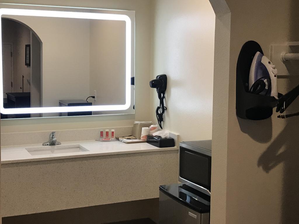 Econo Inn&suites Willowbrook Hotel