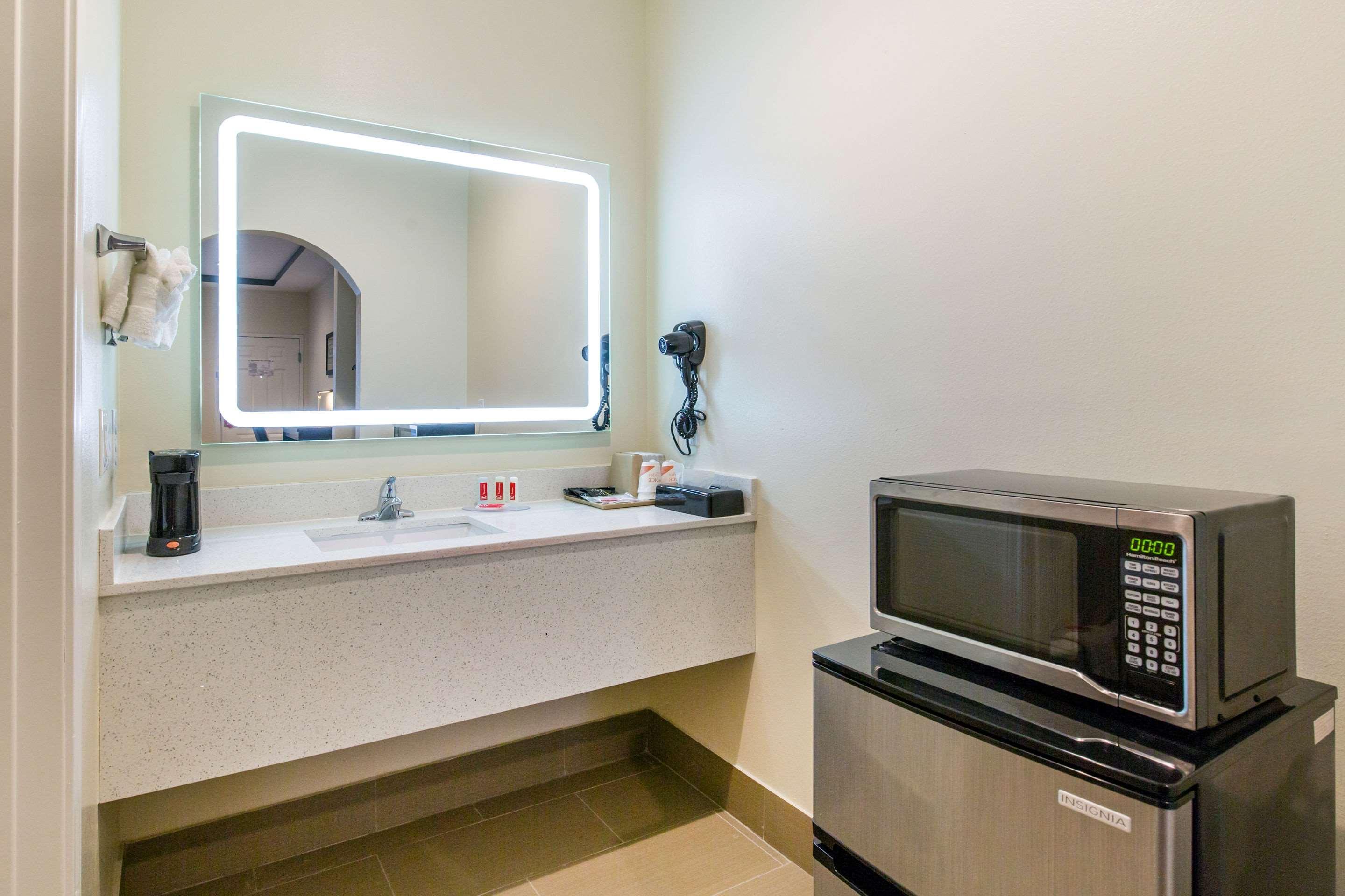 Econo & Willowbrook Hotel 2*
