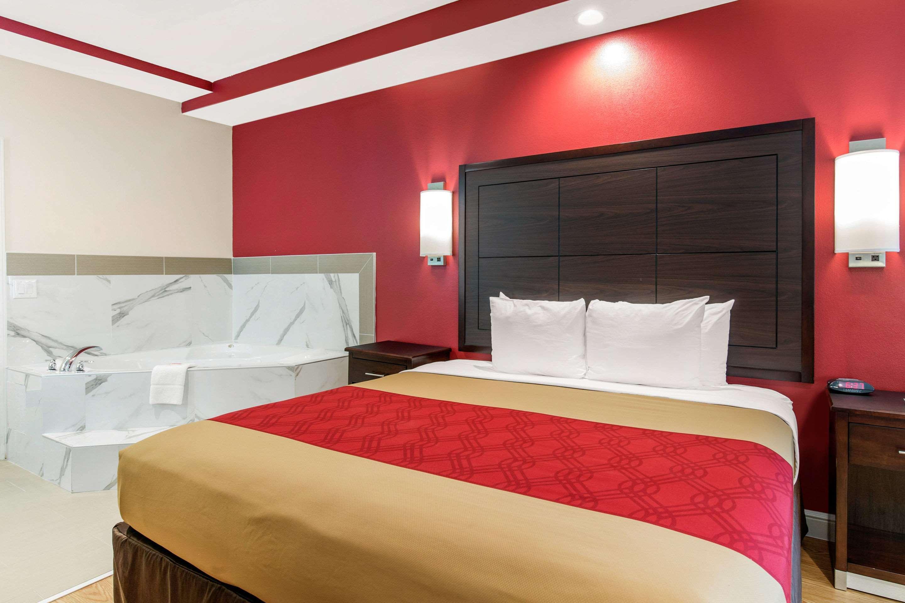 Econo & Willowbrook Hotel 2*